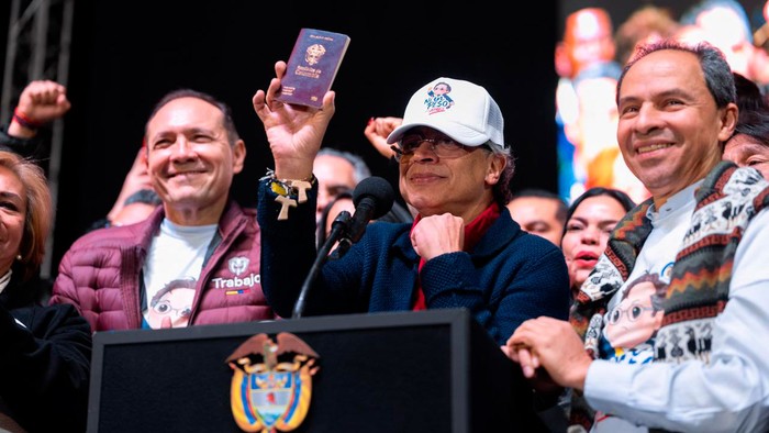 Nuevo pasaporte colombiano. Créditos: Juan Diego Cano - Presidencia