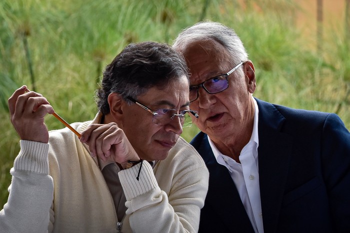El presidente Gustavo Petro y el ministro de Salud Guillermo Alfonso Jaramillo en una reunión reciente. Foto: Colprensa - Cristian Bayona.