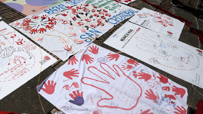 El 12 de febrero de cada año se conmemora el Día de las Manos Rojas en contra del reclutamiento y la utilización de niños, niñas y adolescentes en el conflicto armado. · Foto: Colprensa