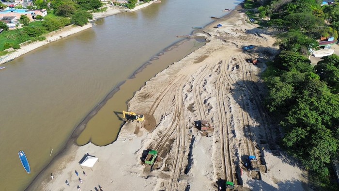 Maquinaria dentro del río durante trabajos que podrían alterar la dinámica hidráulica natural · Foto: Veeduría Ambiental Ciudadana