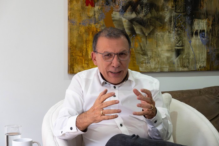 "El método aplicado en la Paz Total es un fracaso total porque no se puede hacer justicia transicional con las bandas de narcotráfico. Y no es lo mismo dialogar con una guerrilla insurgente que con las bandas de Medellín", aseguró Roy Barreras. · Foto: Pablo David Gutiérrez - CAMBIO