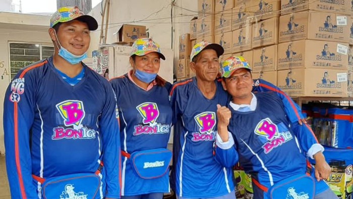 Vendedores de BonIce en una de las instalaciones de comercialización del producto. Crédito: Redes sociales.
