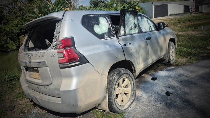 Así quedó uno de los vehículos del esquema de seguridad del senador Jairo Castellanos, del partido Alianza Social Independiente (ASI), atacado por el ELN en la vía entre Fortul y Tame, Arauca. Foto: redes sociales.