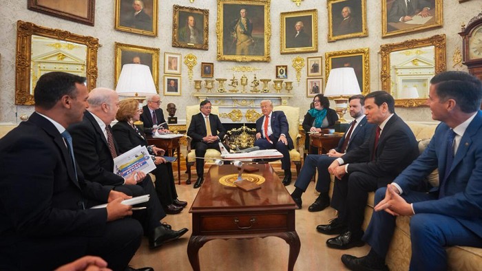 Foto principal del artículo ''Aliado #1 contra narcoterroristas': la carpeta que llevó Petro a su reunión con Trump' · Foto: Juan Diego Cano -  Presidencia de la República