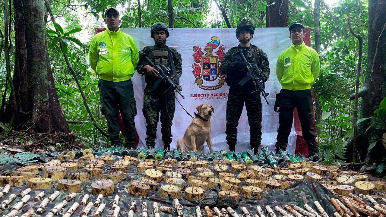 Tropas de la Cuarta División del Ejército  con apoyo de la  Fuerza Aeroespacial y la Policía encontraron un deposito ilegal con explosivos de las disidencias de las Farc. · Foto: Ejército