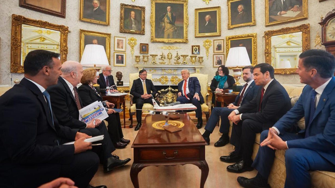 Foto principal del artículo ''Aliado #1 contra narcoterroristas': la carpeta que llevó Petro a su reunión con Trump' · Foto: Juan Diego Cano -  Presidencia de la República