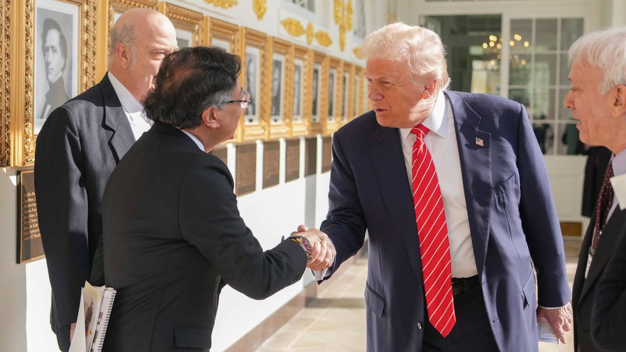 El presidente Gustavo Petro saludo al presidente Donald Trump al llegar a la Casa Blanca con el embajador Daniel García-Peña detrás. Crédito: Presidencia de la República - Juan Cano